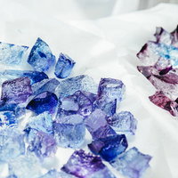 クリスタルのように輝く琥珀糖、青と紫の寒天菓子の写真
