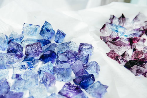 クリスタルのように輝く琥珀糖、青と紫の寒天菓子