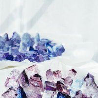 カラフルでキラキラ輝く琥珀糖の宝石のような結晶の写真