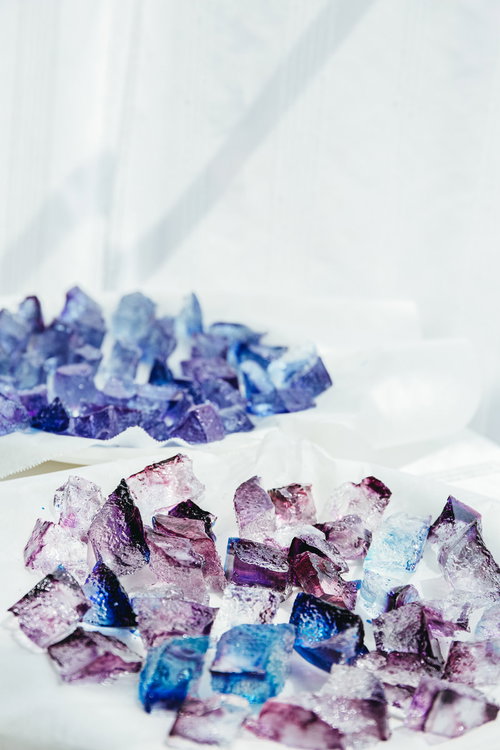 カラフルでキラキラ輝く琥珀糖の宝石のような結晶