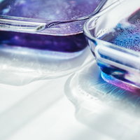 テーブルに反射した作り途中の琥珀糖と宝石のような輝きの写真