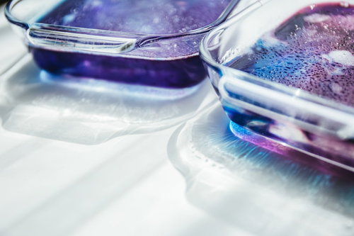 テーブルに反射した作り途中の琥珀糖と宝石のような輝き