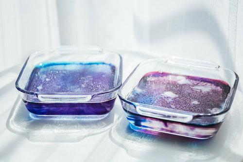 容器に入った固まる前の琥珀糖