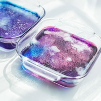 型に流し込まれて固まる紫と青の琥珀糖のグラデーションの写真