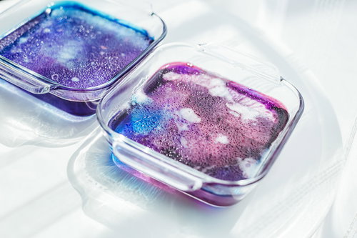 型に流し込まれて固まる紫と青の琥珀糖のグラデーション