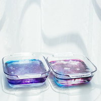 固まるのを待つ紫とピンクの琥珀糖、寒天を使った透明な宝石菓子の写真