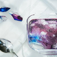 大きな塊から切り割られる琥珀糖の写真