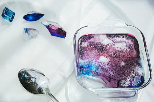 大きな塊から切り割られる琥珀糖