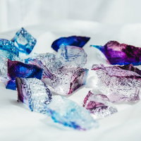 青紫色の透明な琥珀糖を不揃いに切り分けた宝石のような和菓子の写真