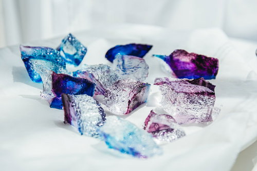 青紫色の透明な琥珀糖を不揃いに切り分けた宝石のような和菓子