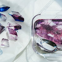 ナイフでカットされていく透明な琥珀糖の塊の写真