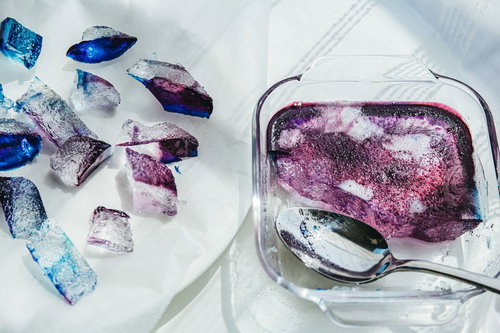 ナイフでカットされていく透明な琥珀糖の塊