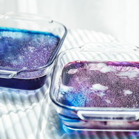 型に流した琥珀糖の元が固まるのを待つ透明な容器の写真