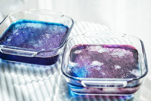 型に流した琥珀糖の元が固まるのを待つ透明な容器