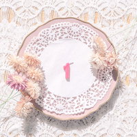 アンティークなピンク色のお皿と数字の「1」の写真