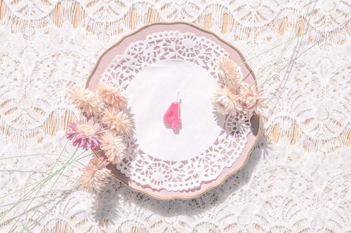 アンティークなお皿と数字の「4」キャンドルとドライフラワー