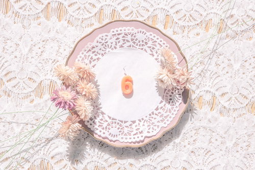 レース上に置かれたアンティークなお皿と数字の「6」