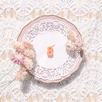 アンティーク調のお皿に飾られた金色の数字「8」の写真