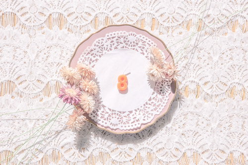 アンティーク調のお皿に飾られた金色の数字「8」