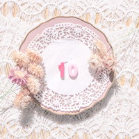 アンティークなお皿と数字の「10」を配置したテーブルコーディネートの写真