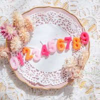 アンティークなお皿と数字の「123456789」で10周年をお祝いの写真