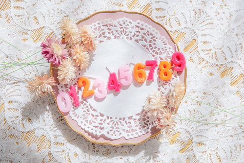 アンティークなお皿と数字の「123456789」で10周年をお祝い