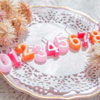 アンティーク風の皿に並んだ0から9の数字の写真