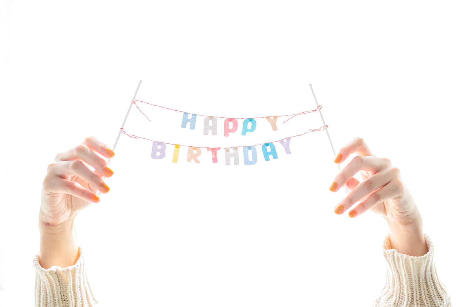 両手でHAPPY BIRTHDAYの文字を持っている様子