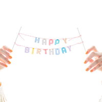 カラフルなHAPPY BIRTHDAYの文字を両手で掲げるの写真