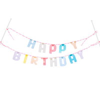 パステルカラーで吊るされたHAPPY BIRTHDAYガーランドの写真