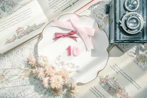 フィルムカメラとアンティークのお皿と数字の10