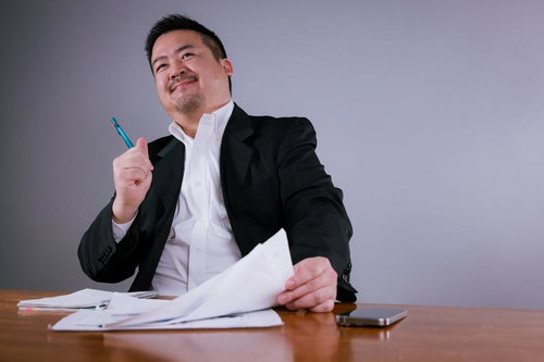 仕事中に新しいアイデアを思いつく男性