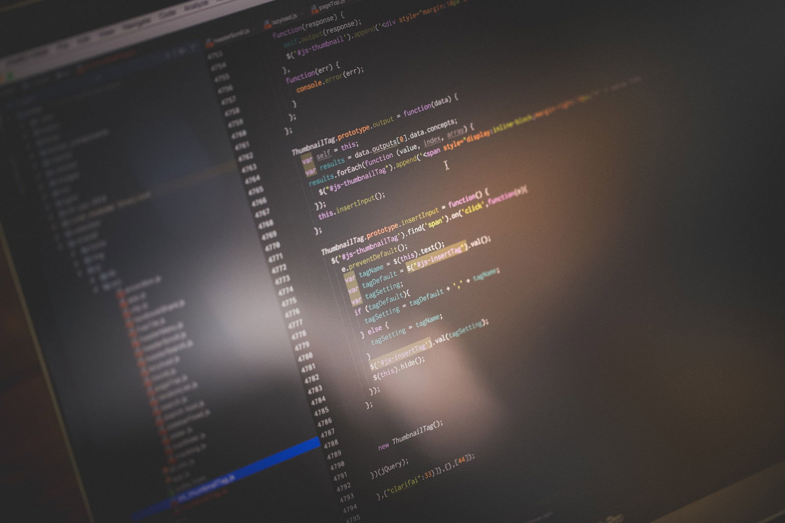 ダークテーマのエディタにJavaScriptのコードが表示されたモニター画面