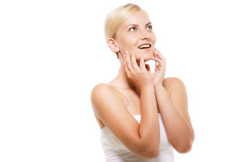 理想の自分を思い浮かべる金髪ビューティーガール