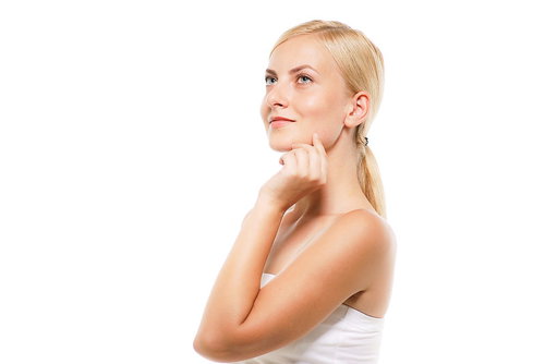 顎に手を当てて上を見上げる金髪の外国人女性