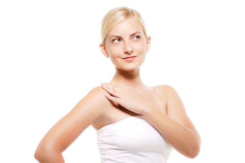 右肩に手を添え外国人美容モデル、白バック姿勢