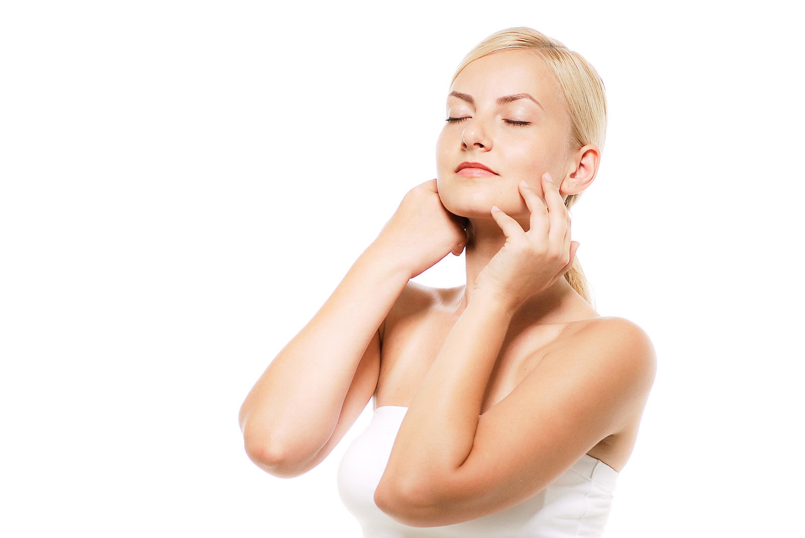 首元に両手を寄せて目を閉じる金髪のロシア人女性モデル［モデル：モデルファクトリー］