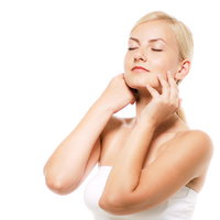 首元に両手を寄せて目を閉じるロシア人の女性モデルの写真