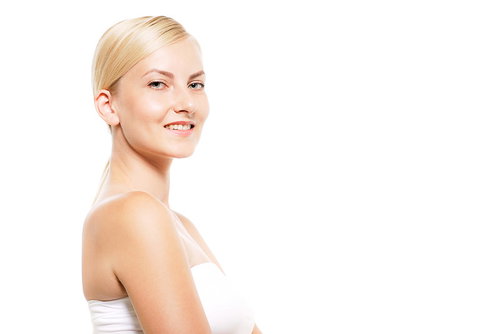 振り返りざまの笑顔が絵になるエステサロンの外国人女性