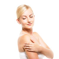 白いトップスを着たロシア人の女性が伏し目がちに後ろを振り返るポーズの写真