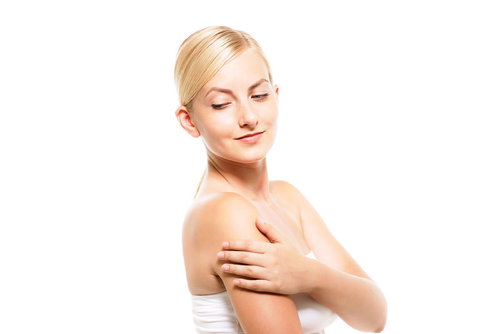 白いトップスを着たロシア人の女性が伏し目がちに後ろを振り返るポーズ