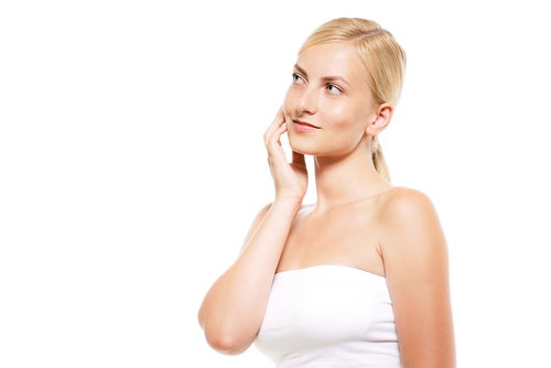 肌のハリを確かめるロシア人の女性