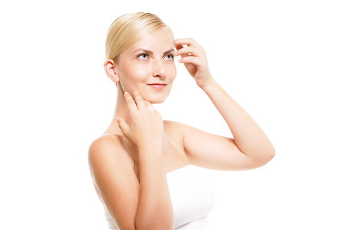 軽く見上げながら肌の調子を整えるロシア人の女性