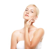 顎を上げて見下す視線の外国人の女性、金髪ロシア人モデルの写真