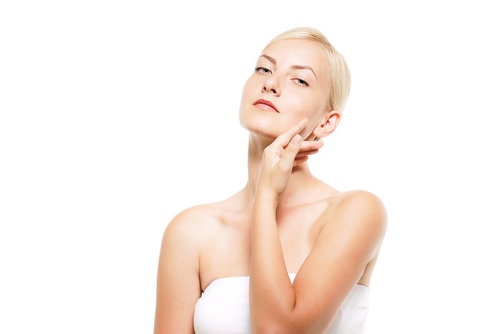 顎を上げて見下す視線の外国人の女性、金髪ロシア人モデル