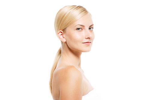 こちらを振り返る金髪ポニーテールのロシア人女性モデル