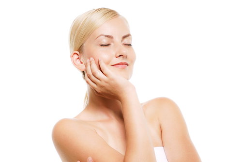 右手に顎をのせ考え事をするロシア人の女性