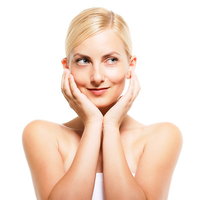 両手を顎に添えるロシア人女性のバストアップの写真