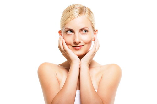 両手を顎に添えるロシア人女性のバストアップ