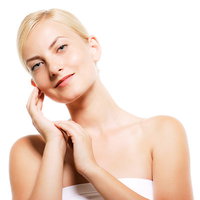 首をかしげて微笑むロシア人の女性、白バックで頬に手を添えた表情の写真